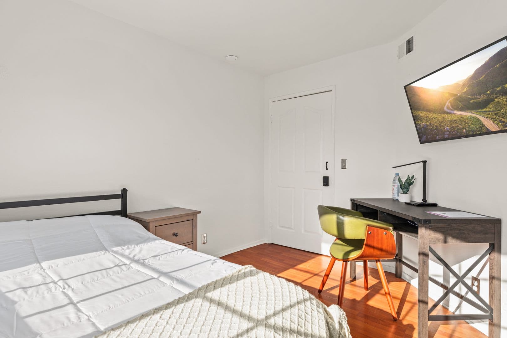 Los Angeles Apartment: 10777 Ashton
