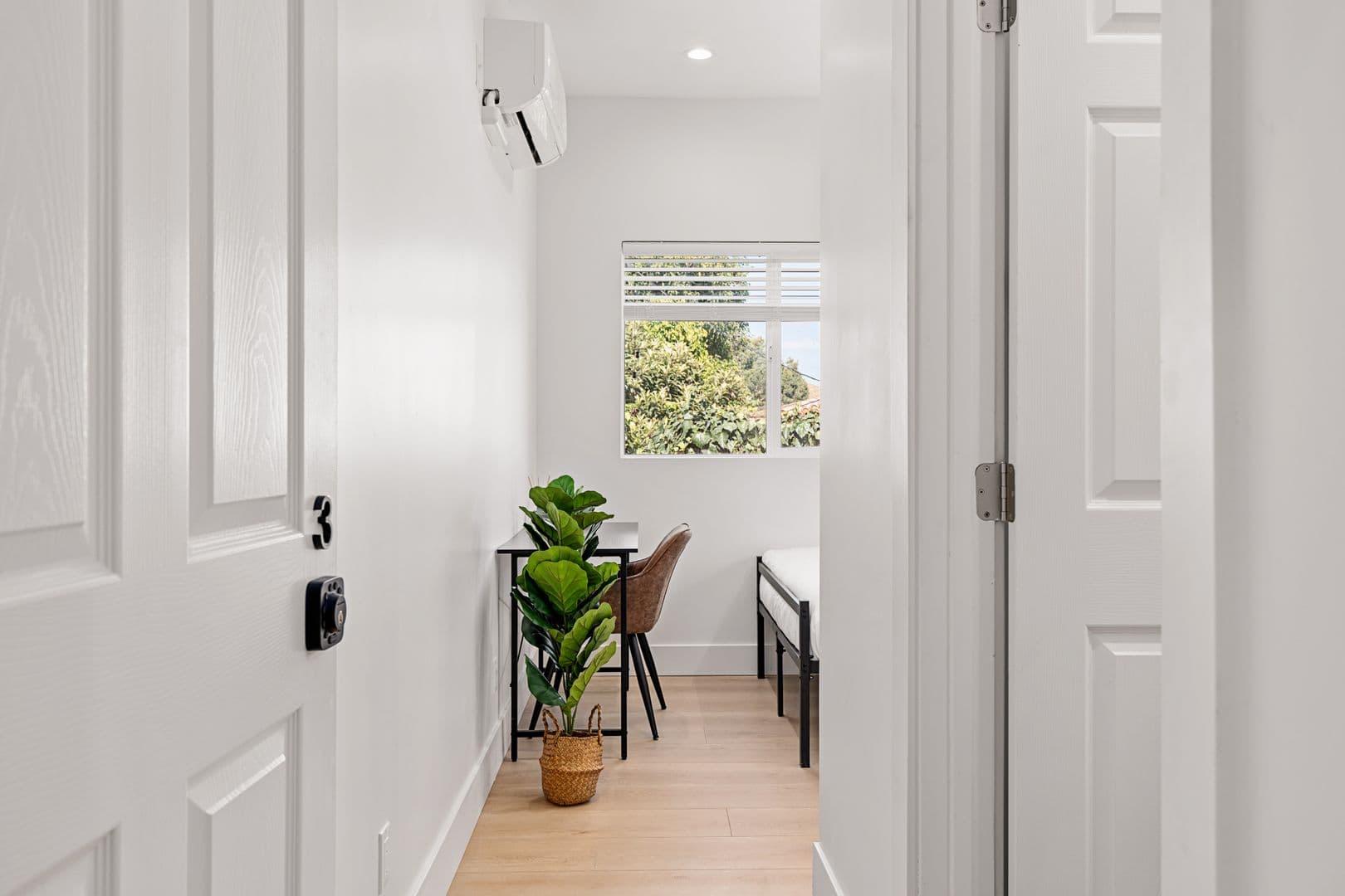 Los Angeles Apartment: 1736 1/2 Kelton Ave.
