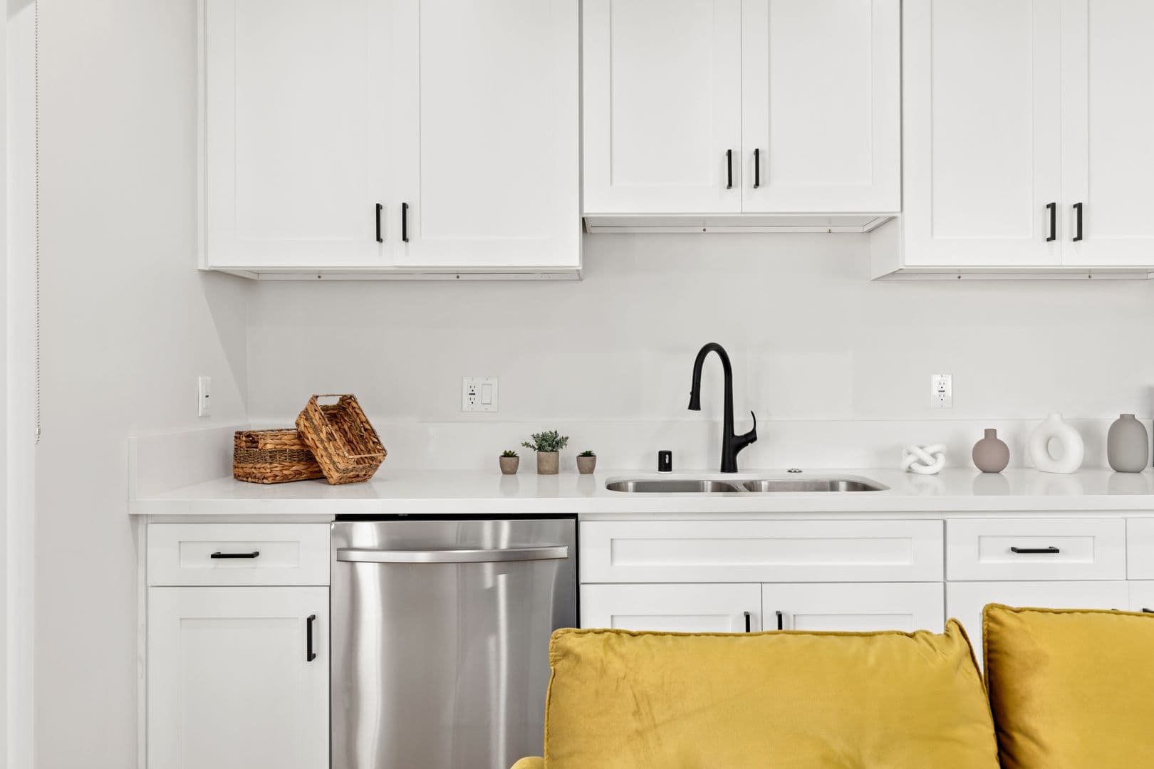 Los Angeles Apartment: 1736 Kelton Ave.