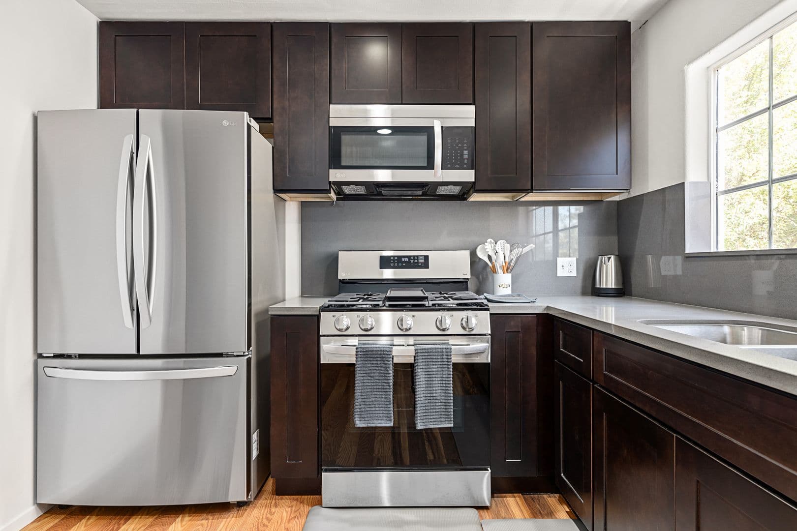 Los Angeles Apartment: 10777 Ashton