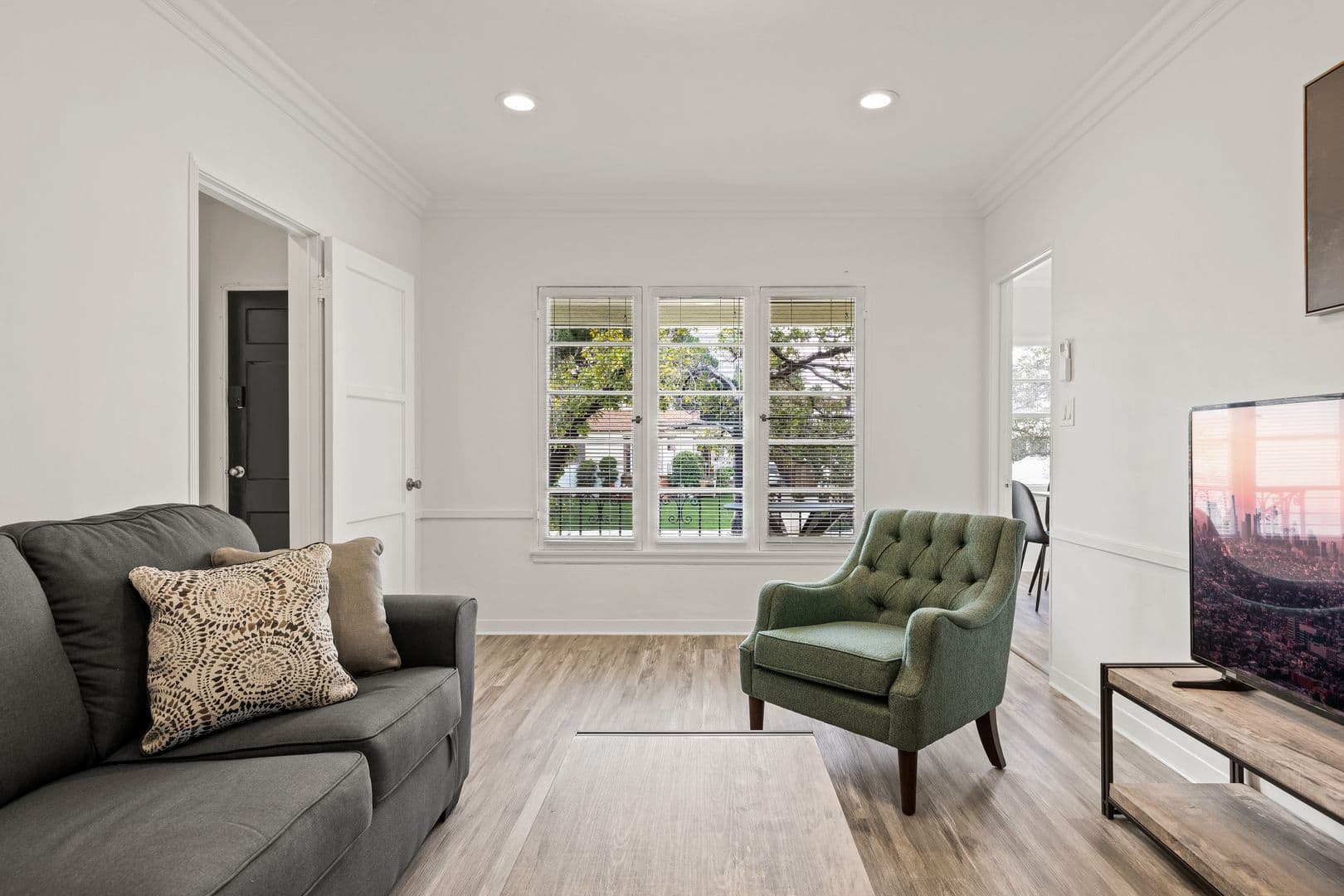 Los Angeles Apartment: 1740 Kelton Ave, Los Angeles, CA 90024