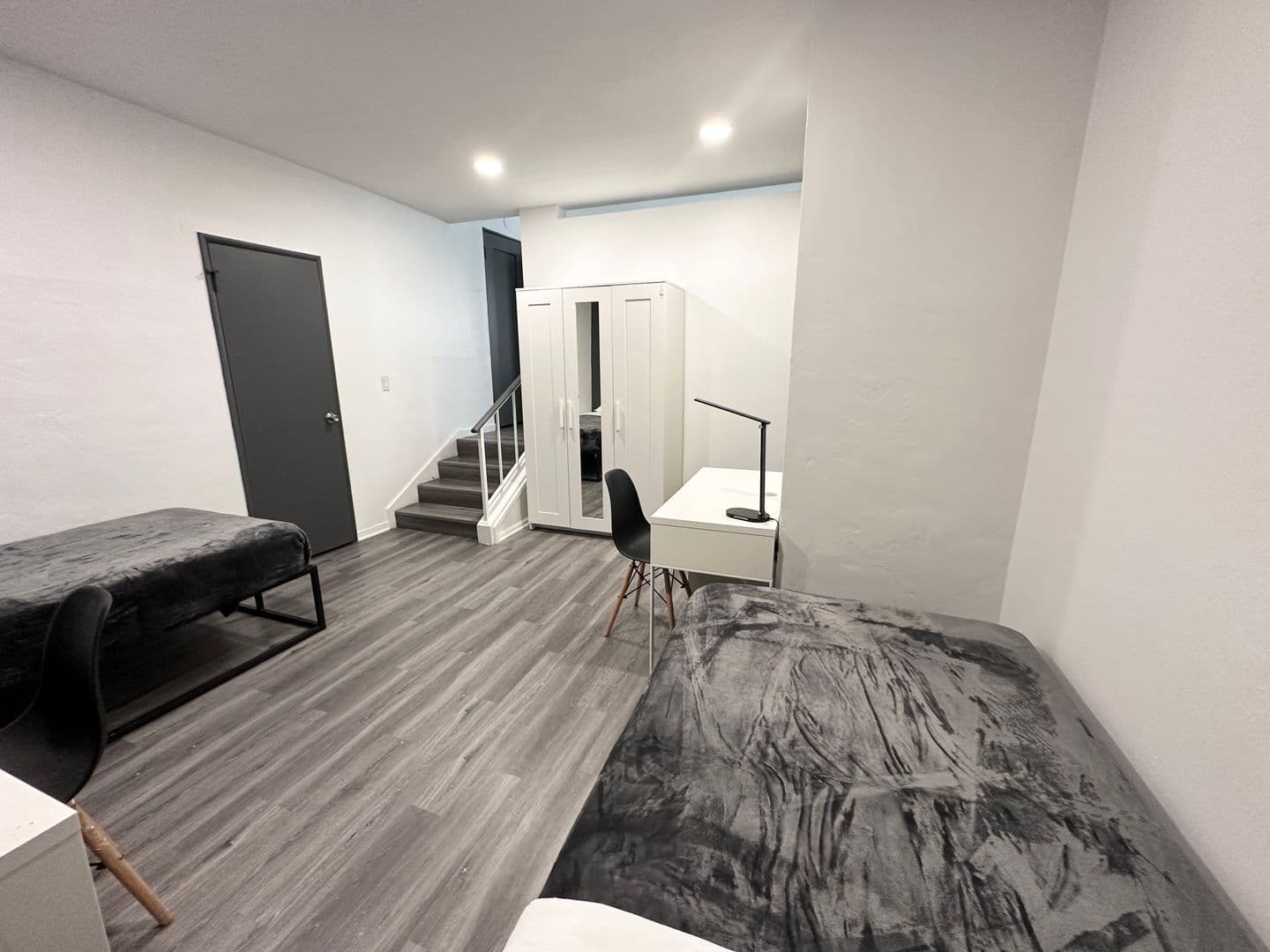 Los Angeles Apartment: 832 Hilgard Ave