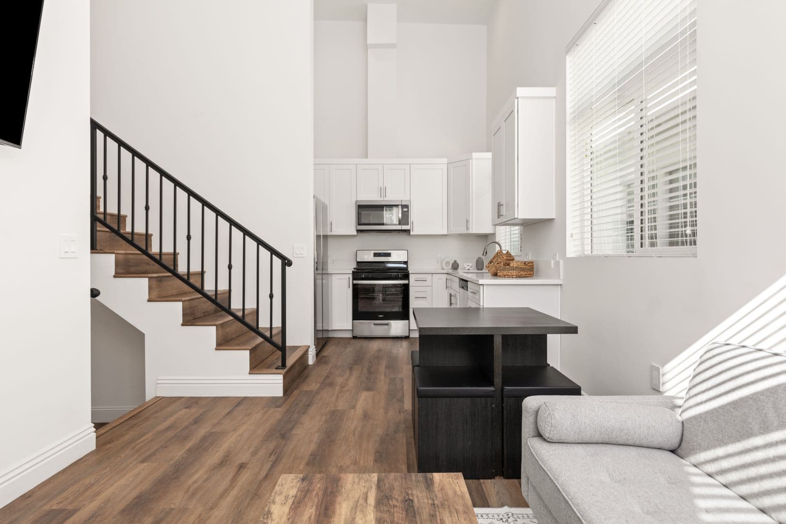 Los Angeles Apartment: 1713 Kelton Ave