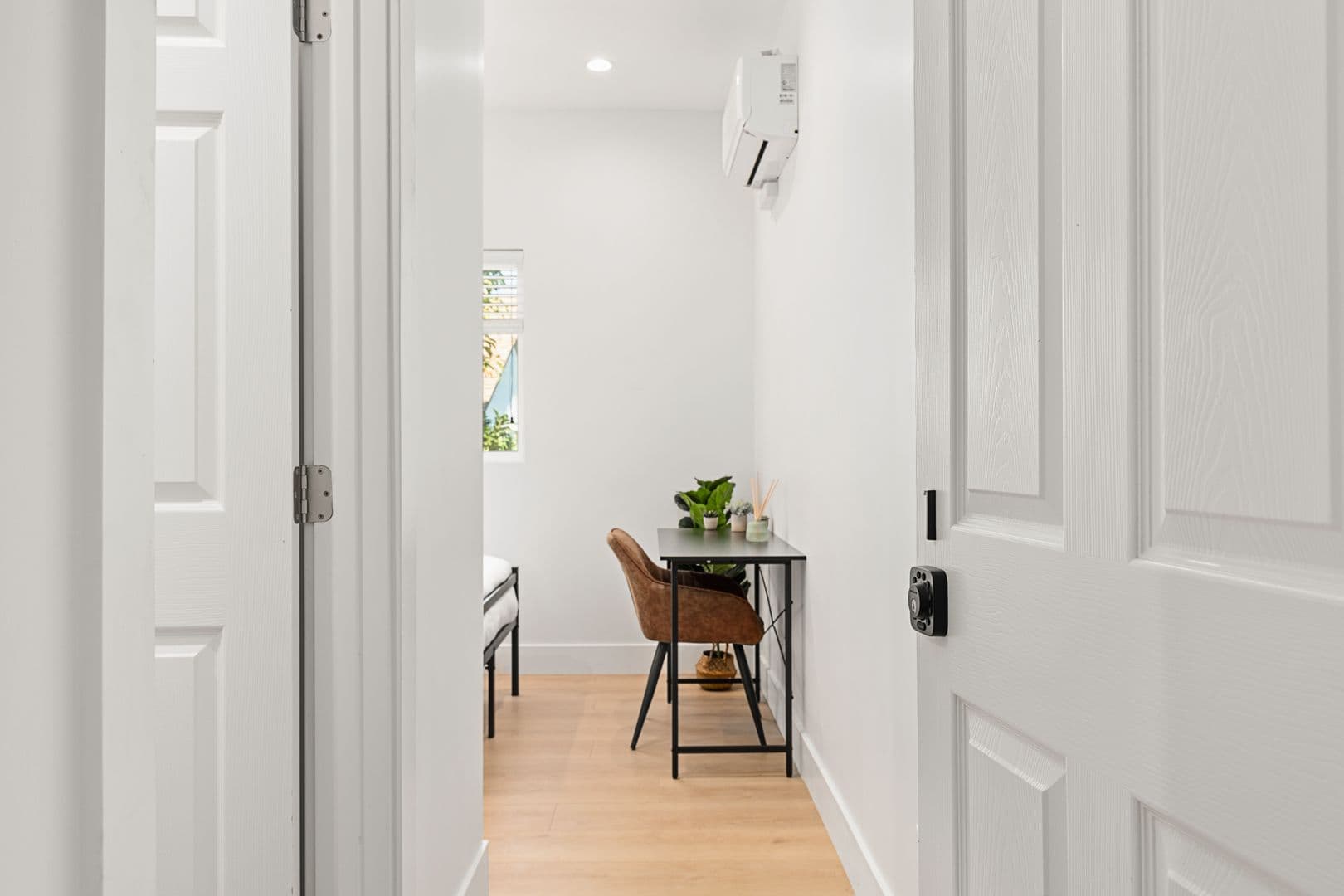 Los Angeles Apartment: 1736 Kelton Ave.