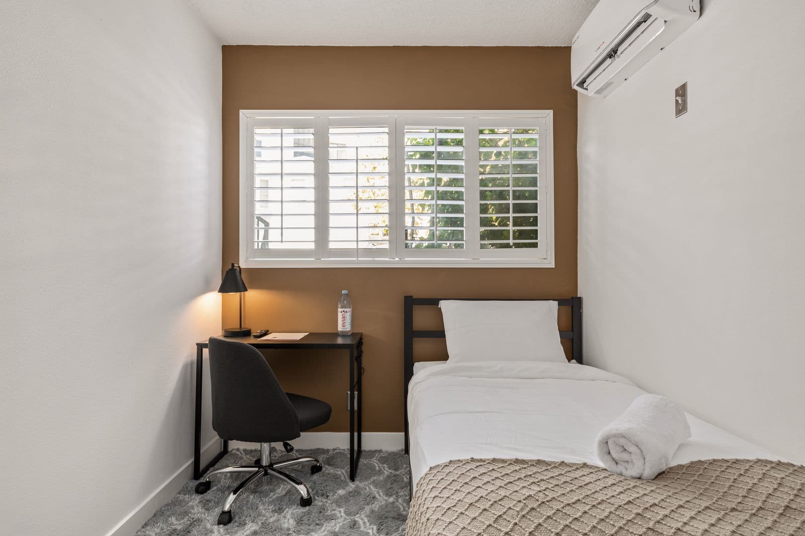 Los Angeles Apartment: 1700 Malcolm Avenue