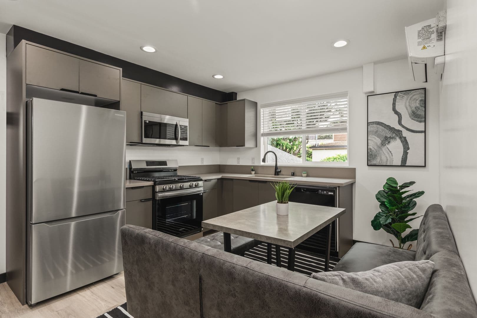 Los Angeles, Apartment: 1515 1/2 Selby Avenue - Single Room
