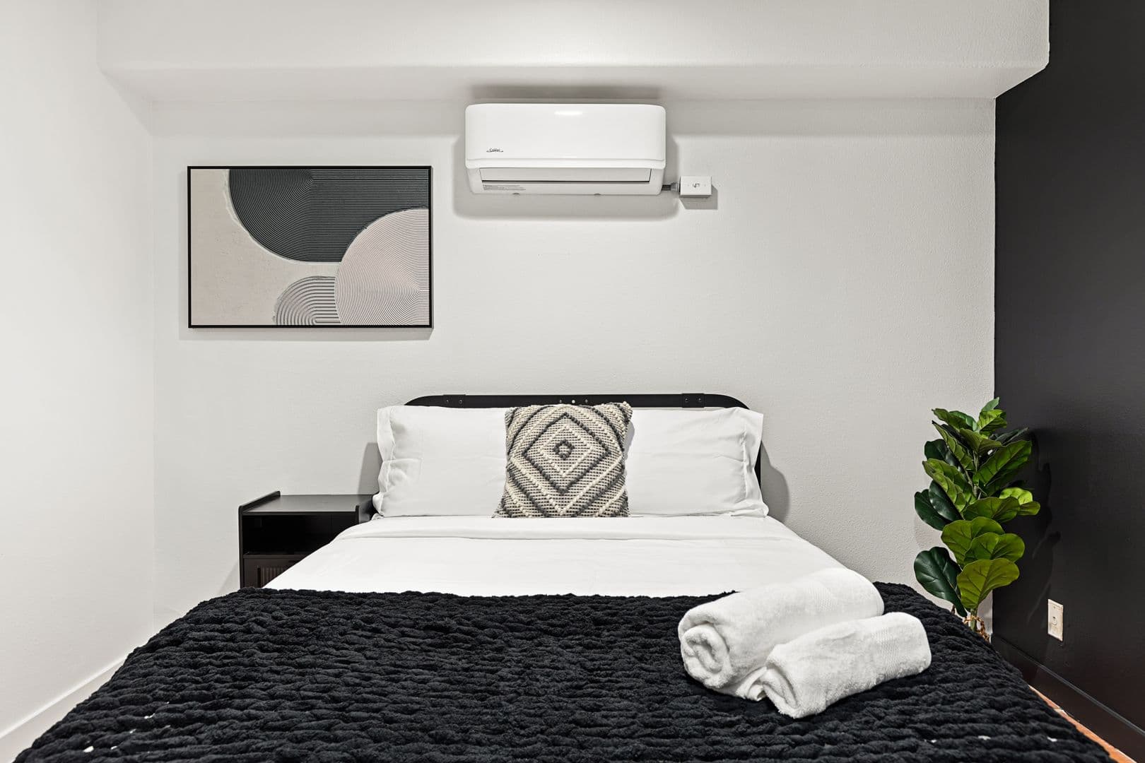 Los Angeles Apartment: 10777 Ashton