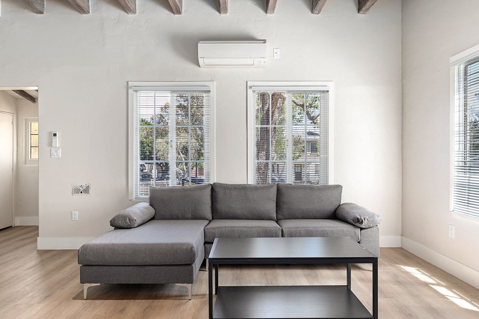Los Angeles Apartment: 1709 Kelton Ave