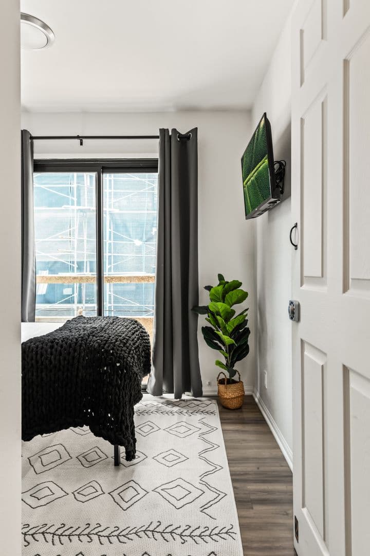 Los Angeles Apartment: 1823 Pelham 8