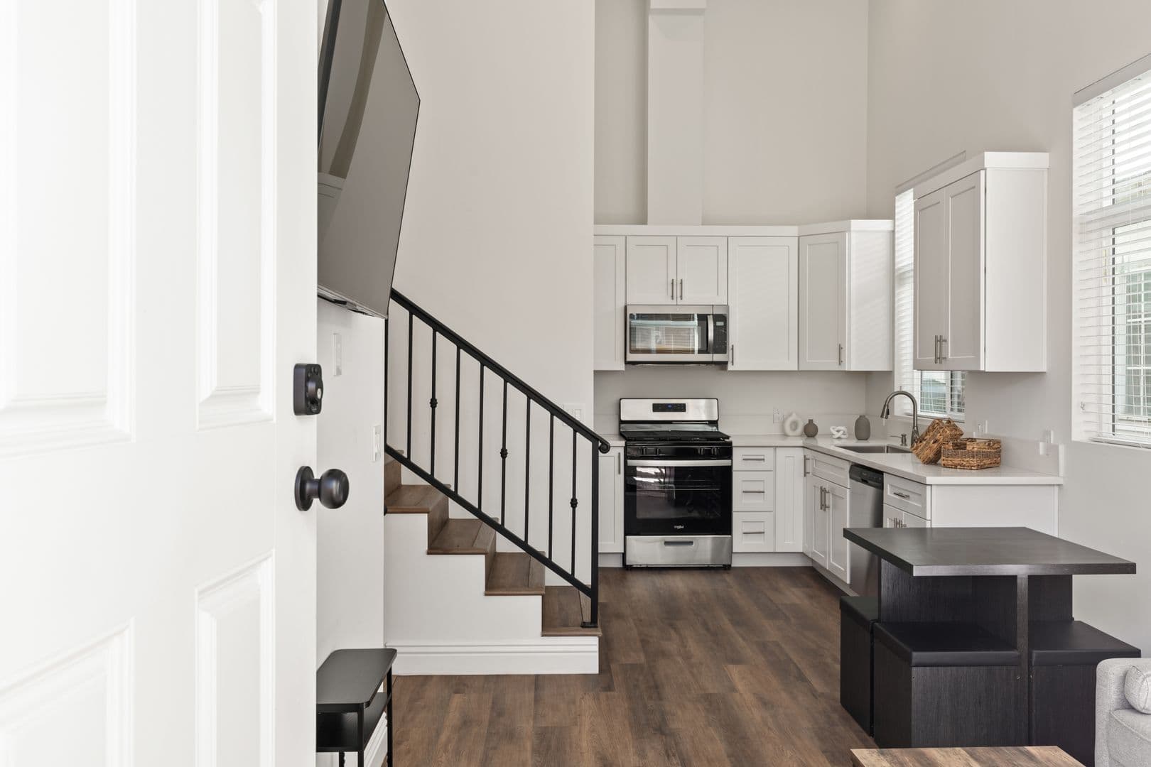 Los Angeles Apartment: 1713 Kelton Ave