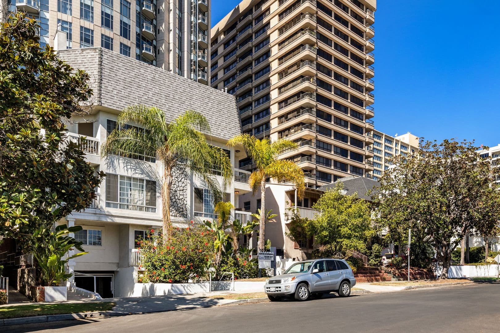 Los Angeles Apartment: 10777 Ashton