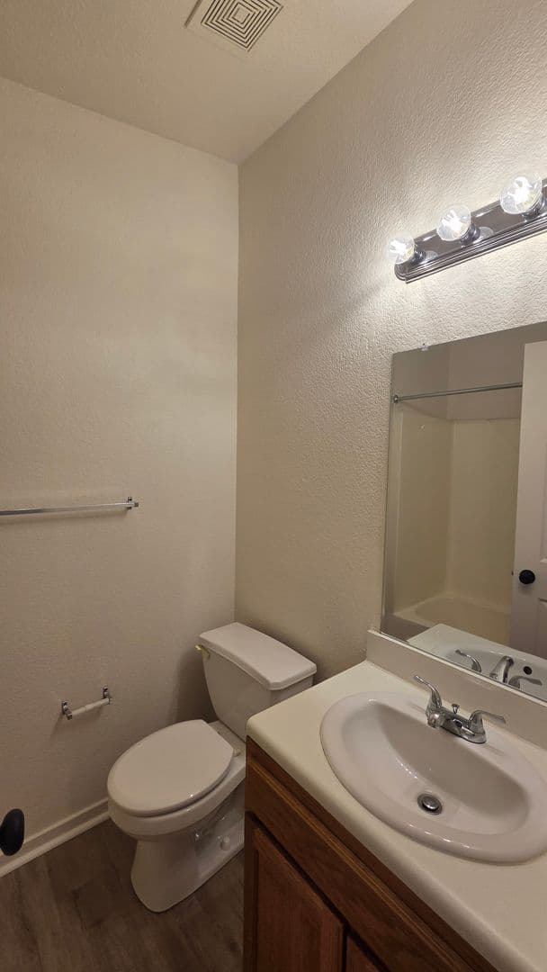KANSAS CITY Apartment: 1321A NE 39th St.