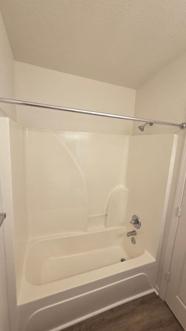KANSAS CITY Apartment: 1321A NE 39th St.