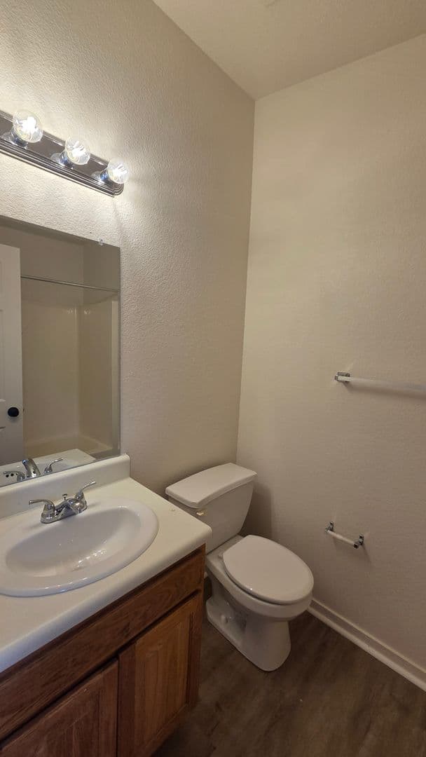 KANSAS CITY Apartment: 1321A NE 39th St.