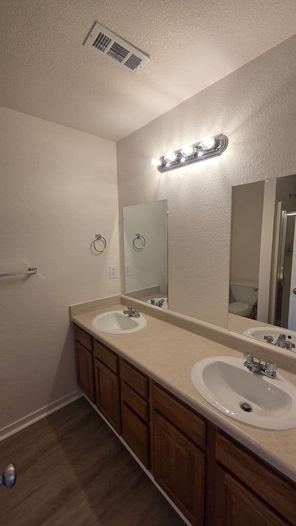 KANSAS CITY Apartment: 1321A NE 39th St.