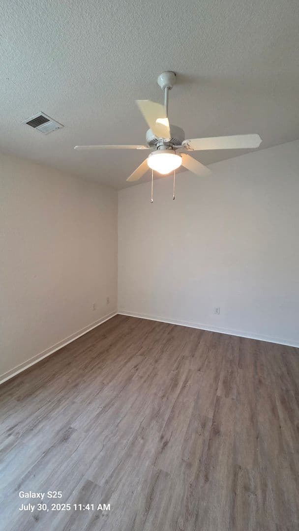 KANSAS CITY Apartment: 1321A NE 39th St.