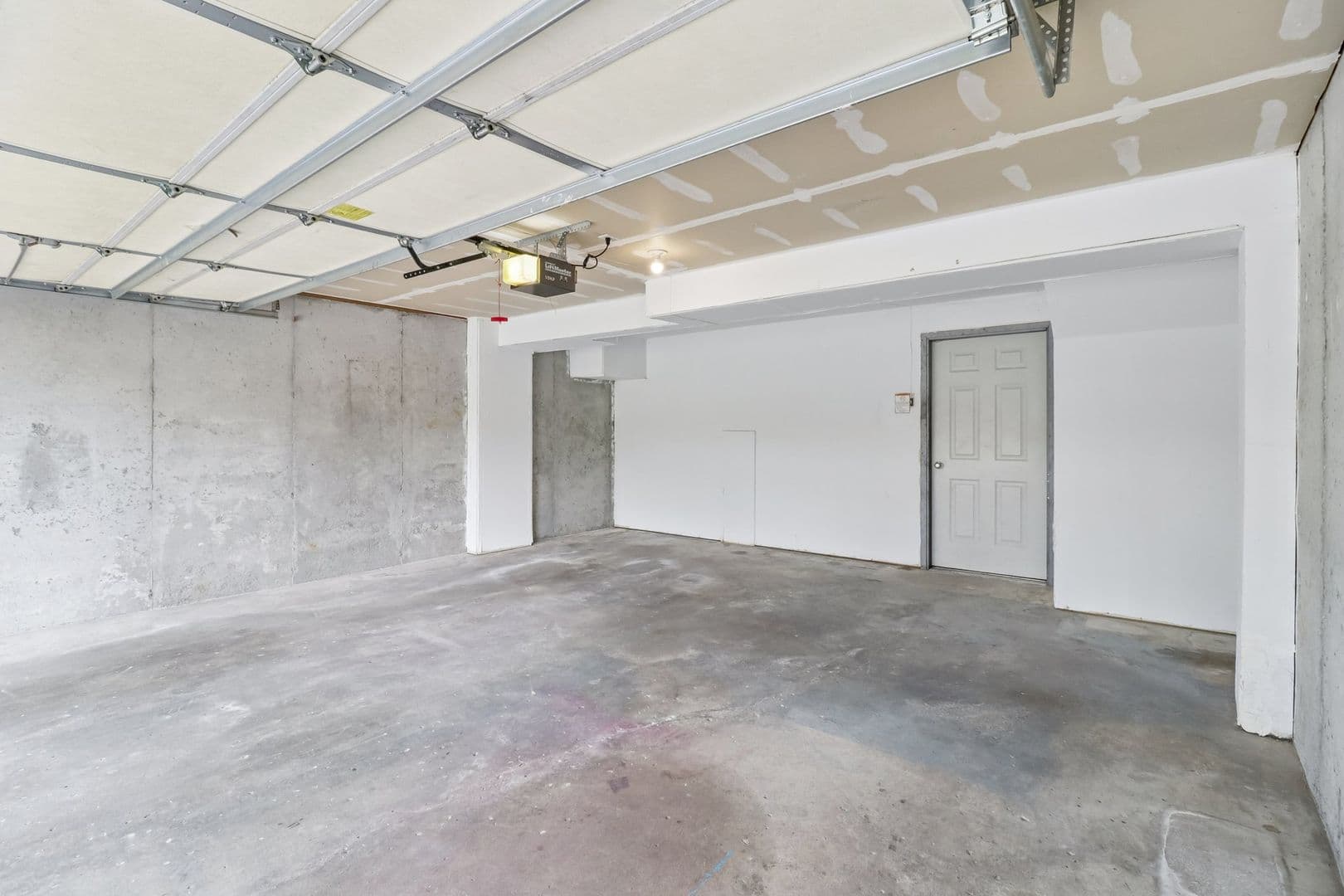 KANSAS CITY Apartment: 1321A NE 39th St.