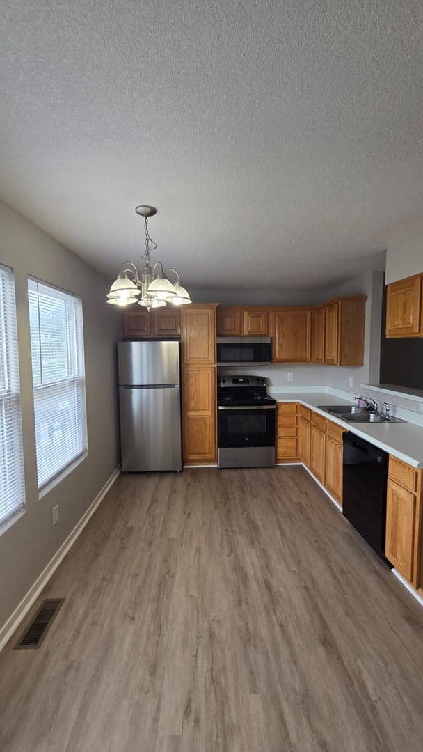 KANSAS CITY Apartment: 1321A NE 39th St.