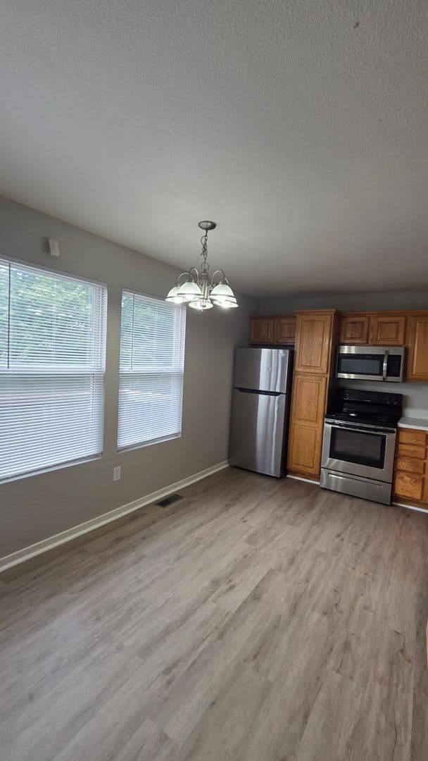 KANSAS CITY Apartment: 1321A NE 39th St.