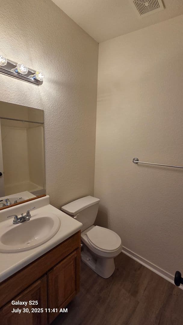 KANSAS CITY Apartment: 1321A NE 39th St.