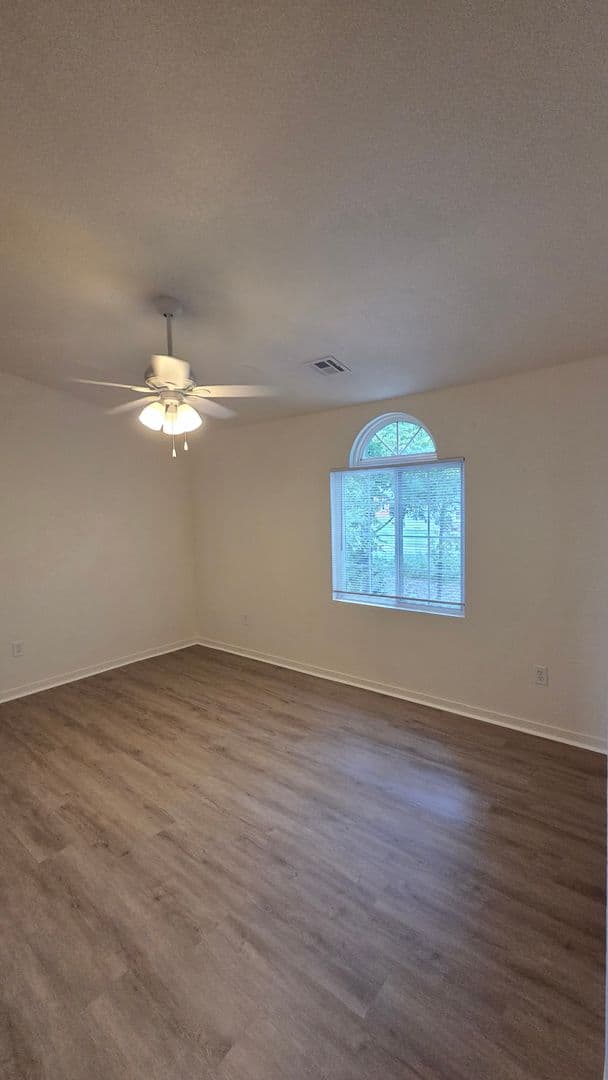 KANSAS CITY Apartment: 1321A NE 39th St.