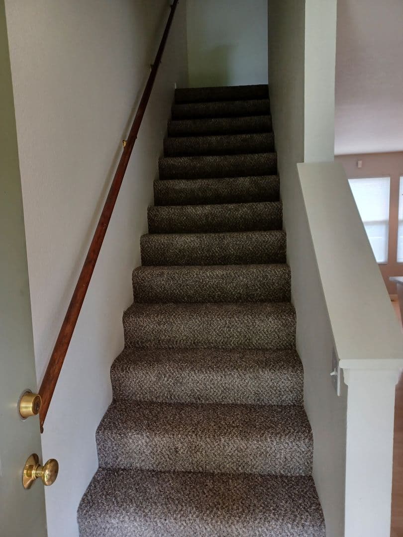 KANSAS CITY Apartment: 1321A NE 39th St.