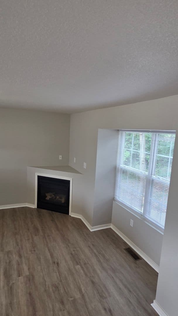 KANSAS CITY Apartment: 1321A NE 39th St.