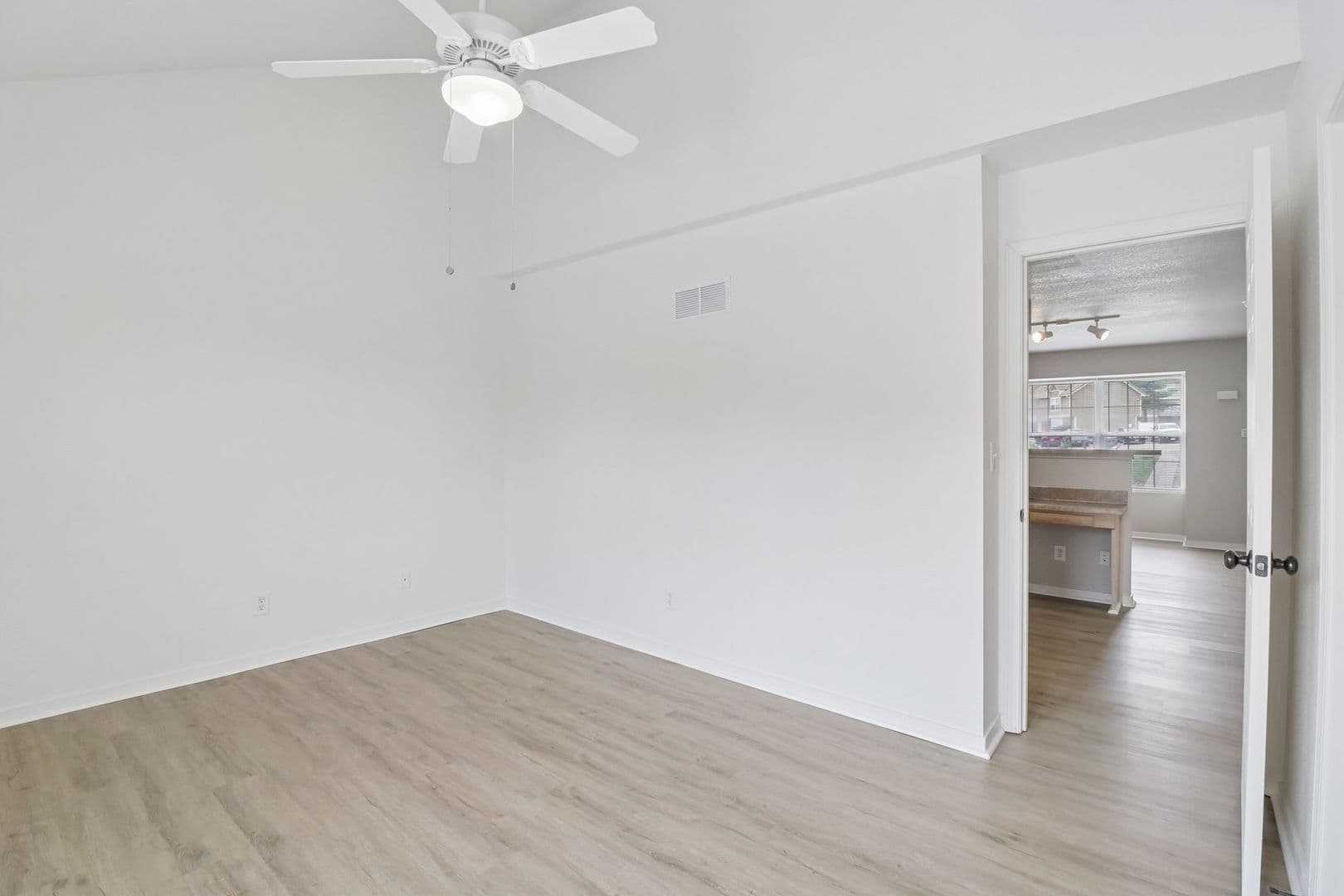 KANSAS CITY Apartment: 1321A NE 39th St.