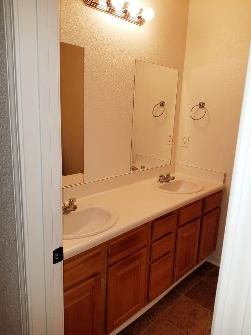 KANSAS CITY Apartment: 1321A NE 39th St.