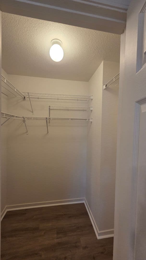 KANSAS CITY Apartment: 1321A NE 39th St.