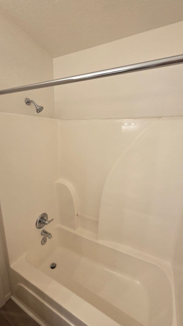 KANSAS CITY Apartment: 1321A NE 39th St.