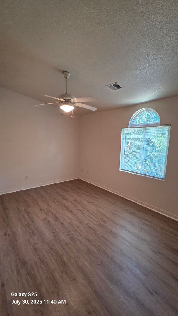 KANSAS CITY Apartment: 1321A NE 39th St.