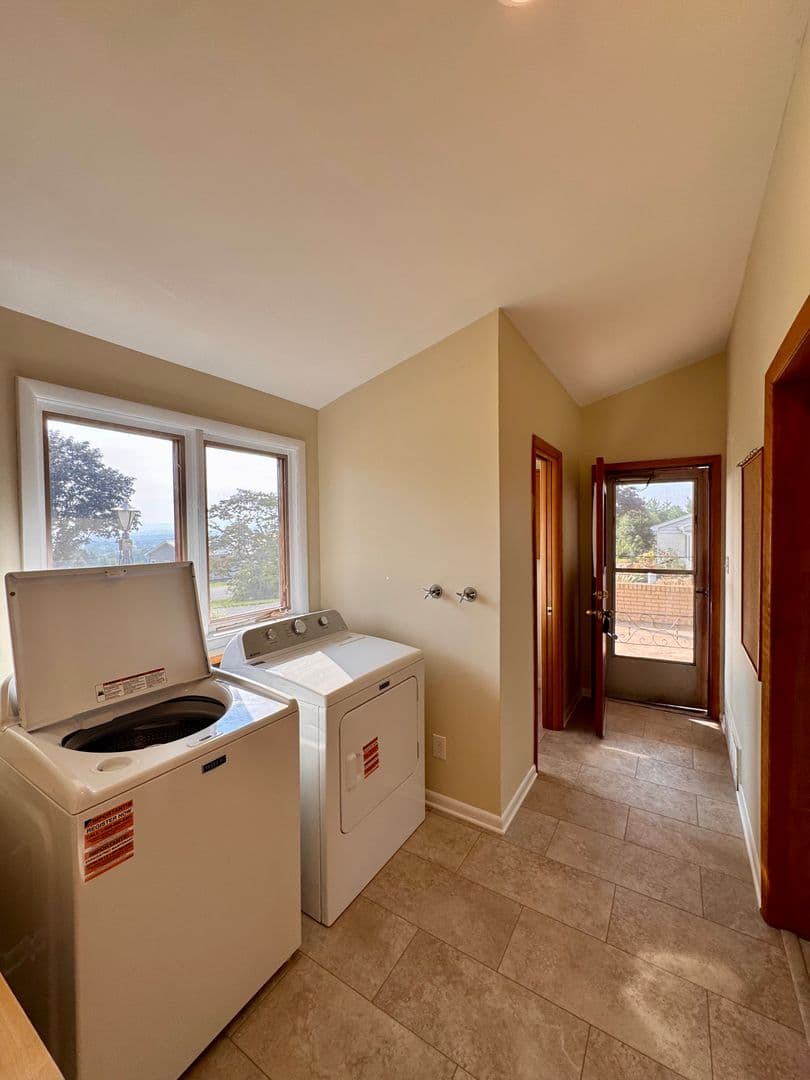 Rockingham House: 221 Grandview Drive