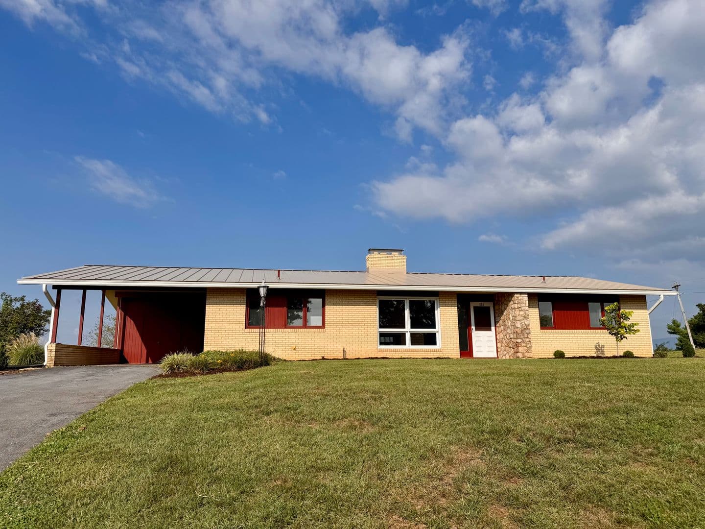 Rockingham House: 221 Grandview Drive