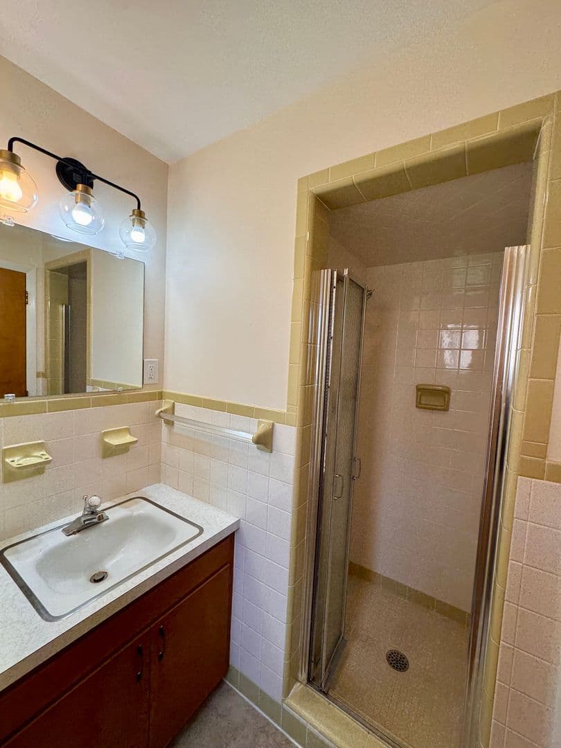 Rockingham House: 221 Grandview Drive