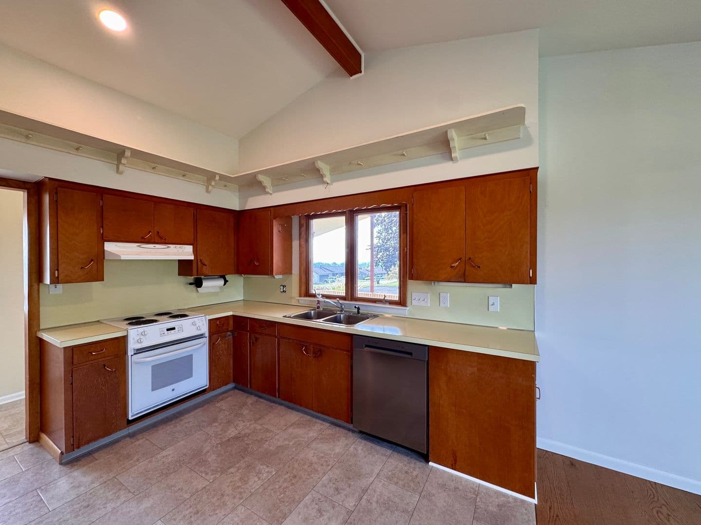 Rockingham House: 221 Grandview Drive