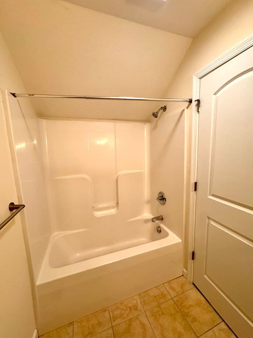 Harrisonburg House: 1029 Shenandoah St. Apt 107