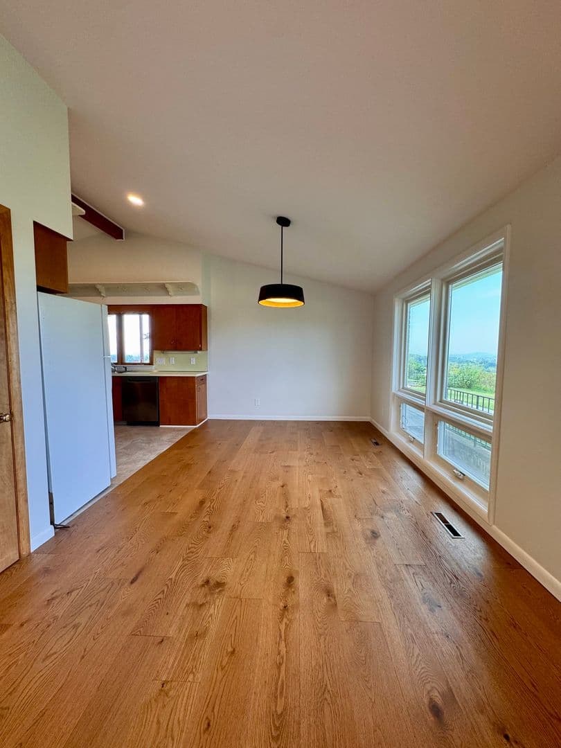 Rockingham House: 221 Grandview Drive