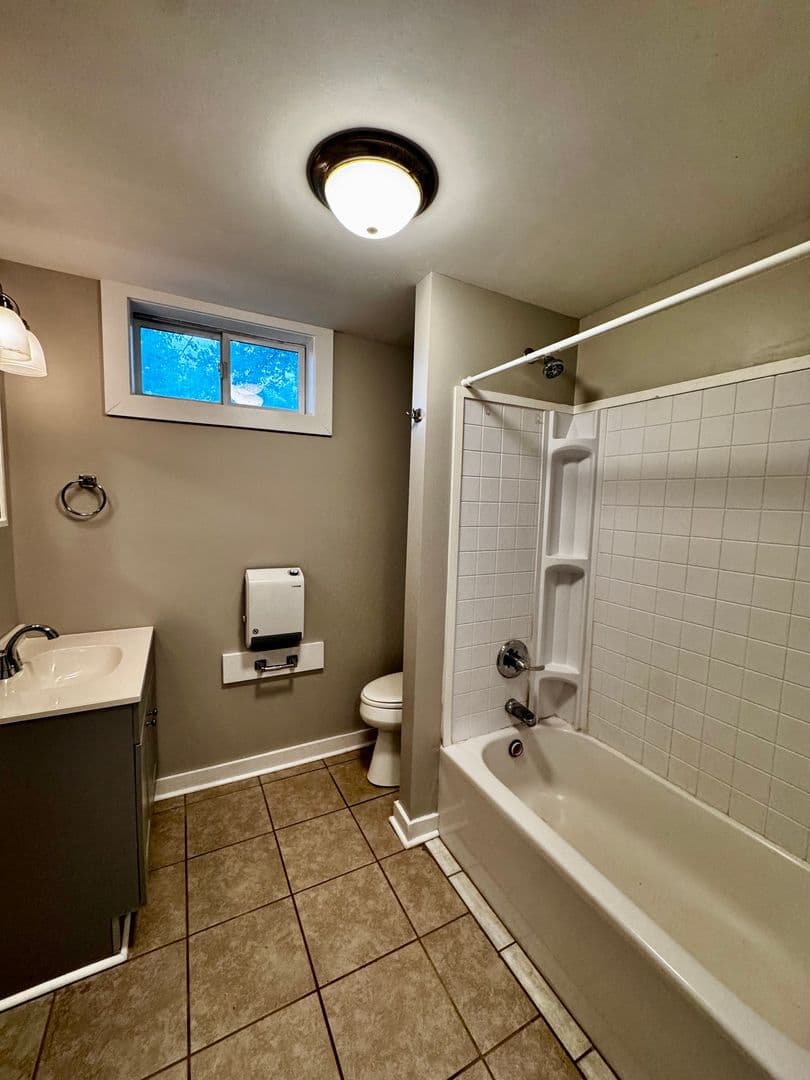 Dayton House: 327B Maple Lane