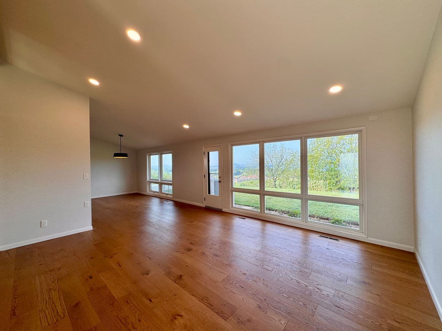 Rockingham House: 221 Grandview Drive