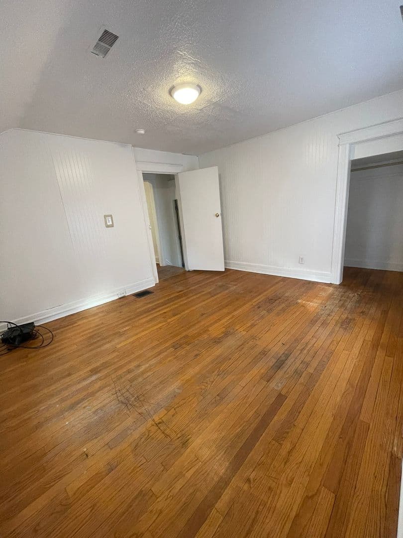 Ypsilanti Apartment: 211 Ballard