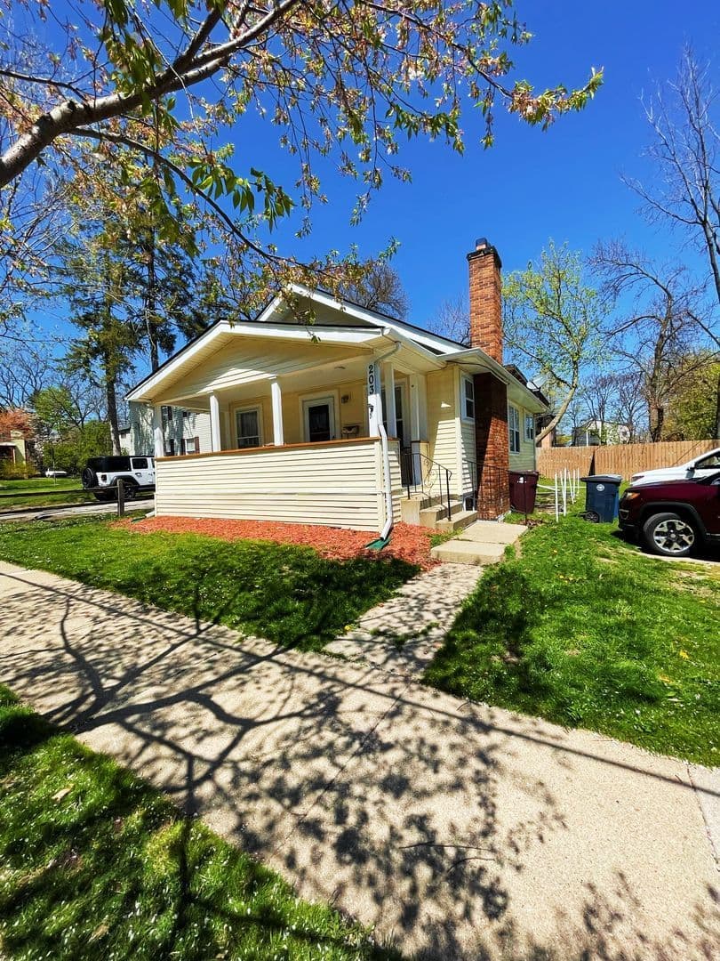 Ann Arbor Apartment: 203 E. Davis Ave.