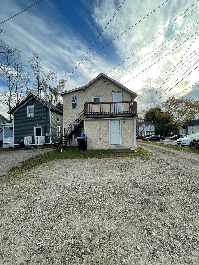 Ypsilanti Apartment: 211 Ballard