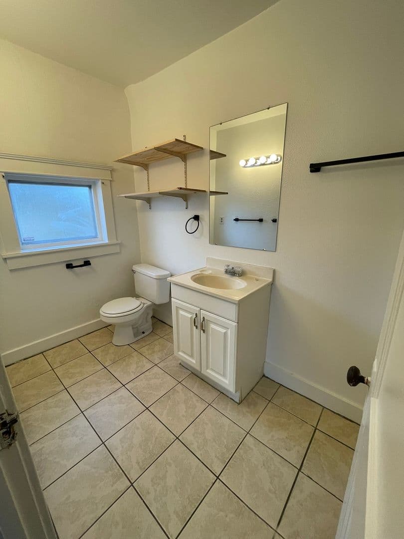 Ypsilanti Apartment: 211 Ballard