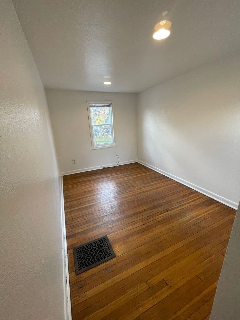 Ypsilanti Apartment: 211 Ballard
