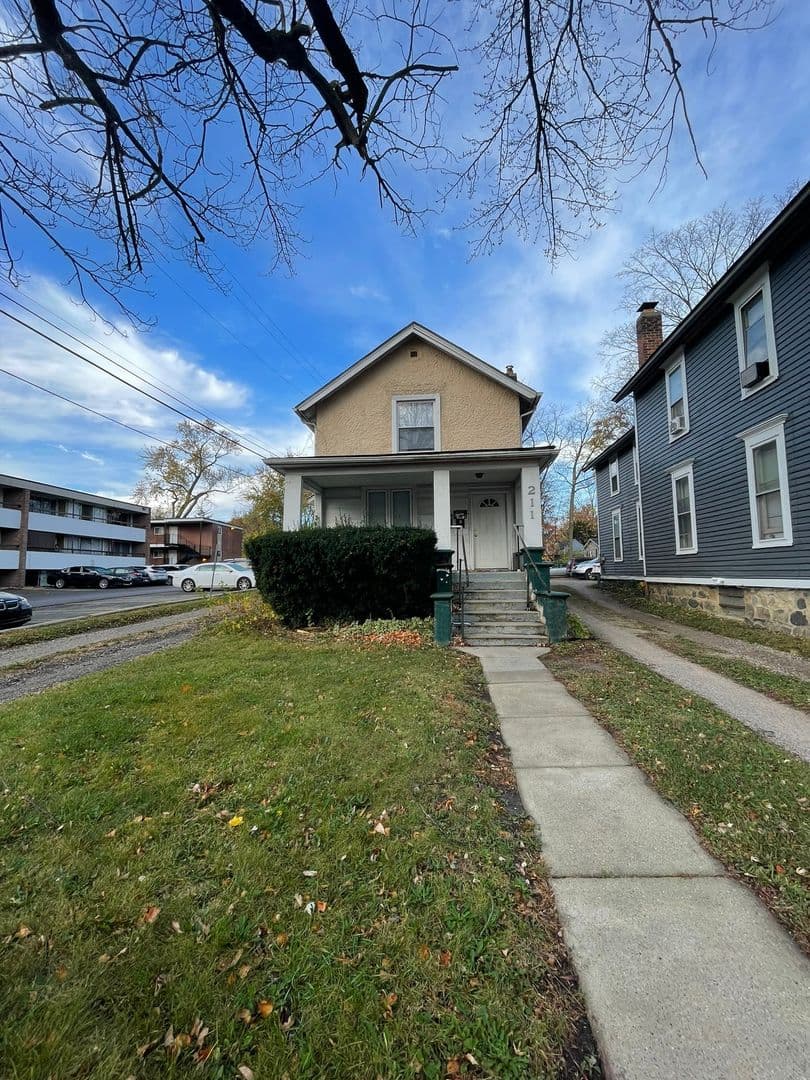 Ypsilanti Apartment: 211 Ballard