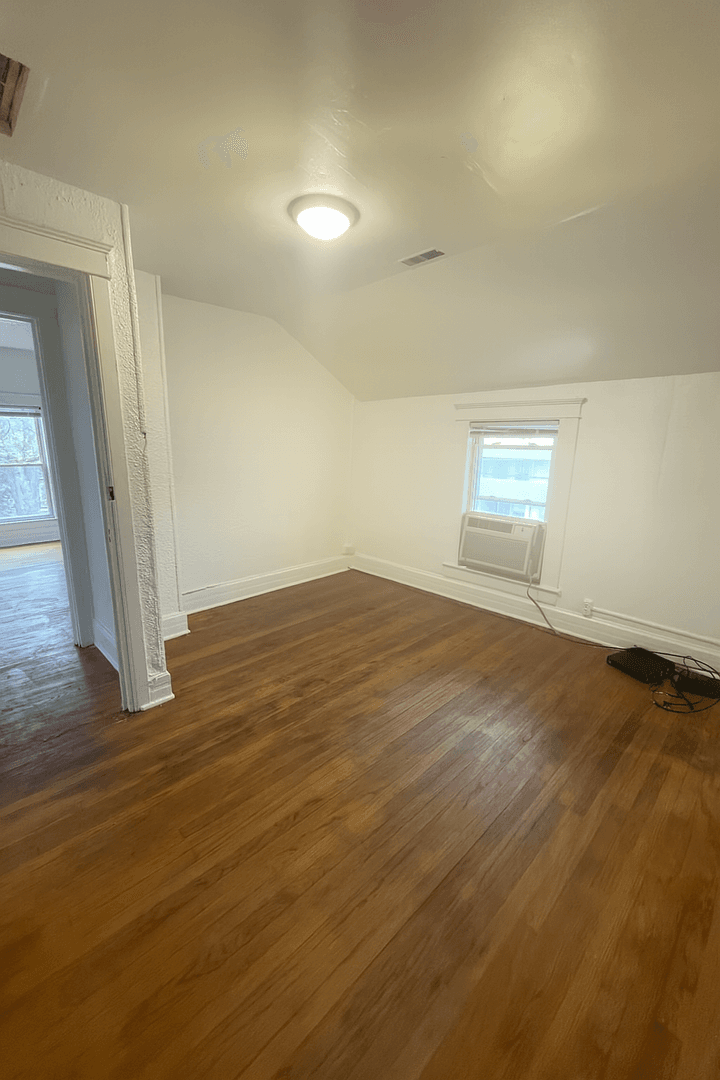 Ypsilanti Apartment: 211 Ballard