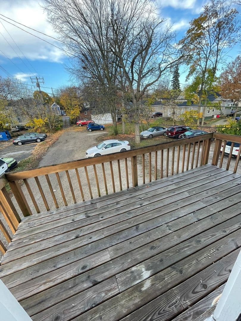 Ypsilanti Apartment: 211 Ballard
