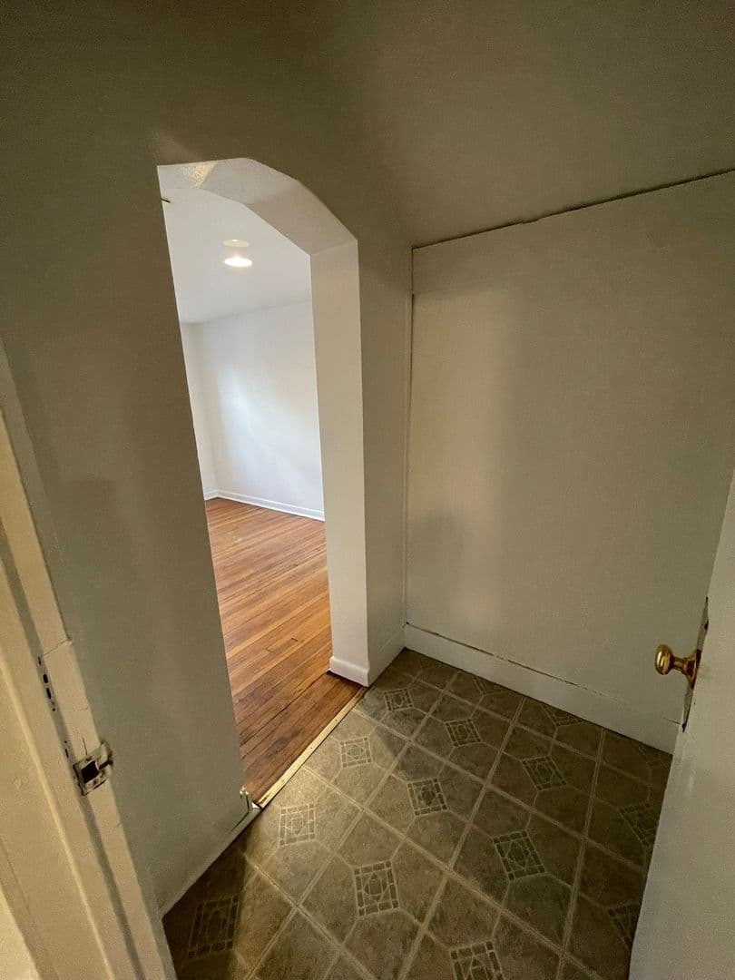 Ypsilanti Apartment: 211 Ballard