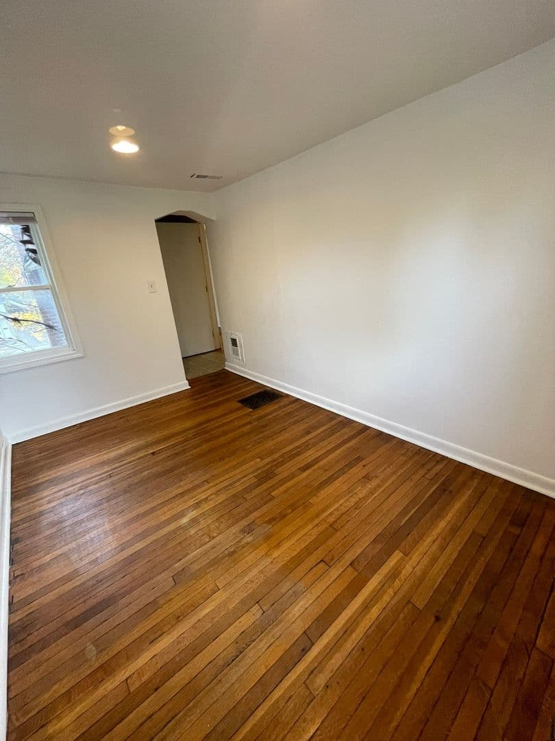 Ypsilanti Apartment: 211 Ballard